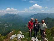 64 Piero, Piera ed Antonio con vista verso la Val Taleggio